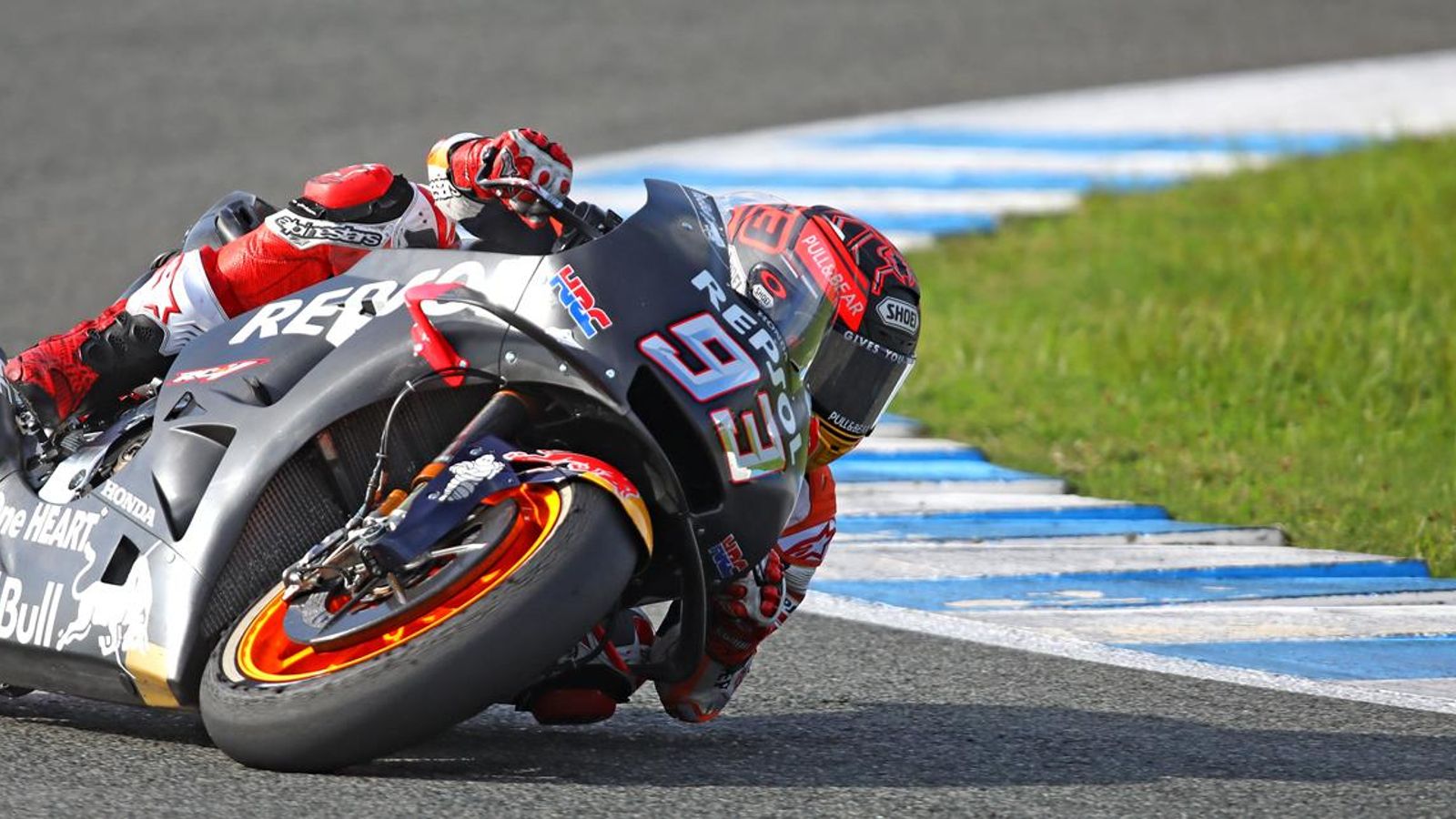El piloto de Cervera traza la curva de entrada a la recta de meta del Circuito de Jerez.