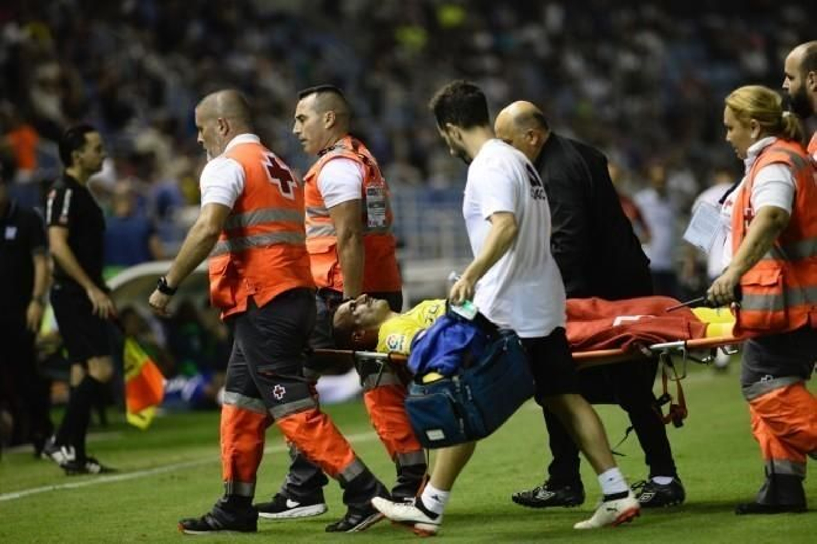 El central isleño abandona en camilla el Rodríguez López.