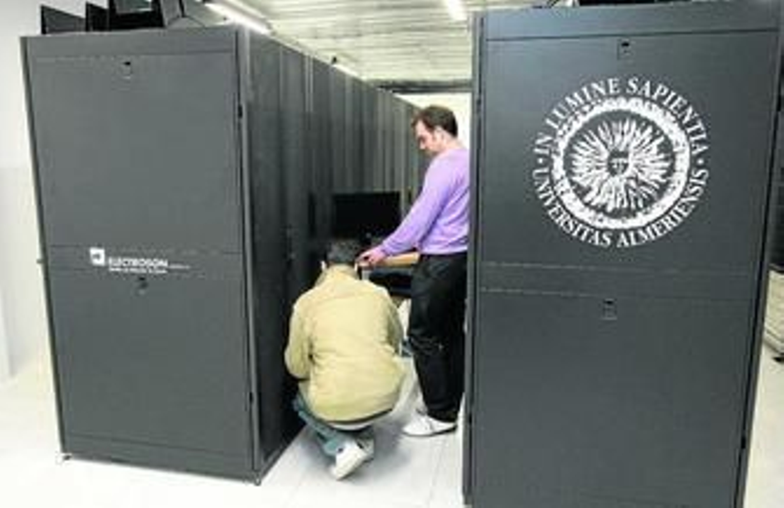 El Centro de Proceso de Datos alberga el equipamiento TIC de los grupos de investigación, así como los servidores centrales de la UAL y el troncal de la red de datos.