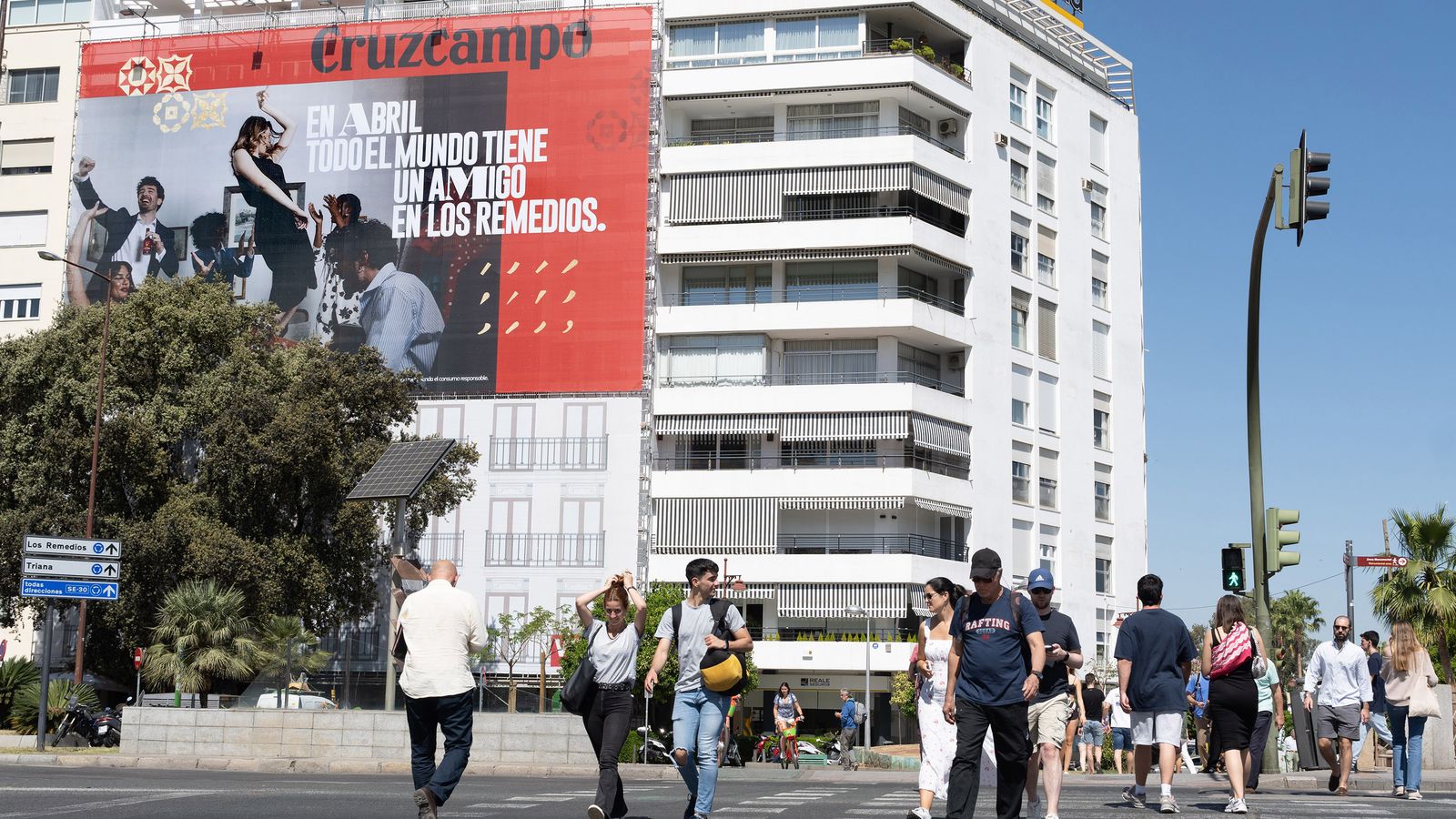 La lona instalada por Cruzcampo en la Plaza de Cuba.