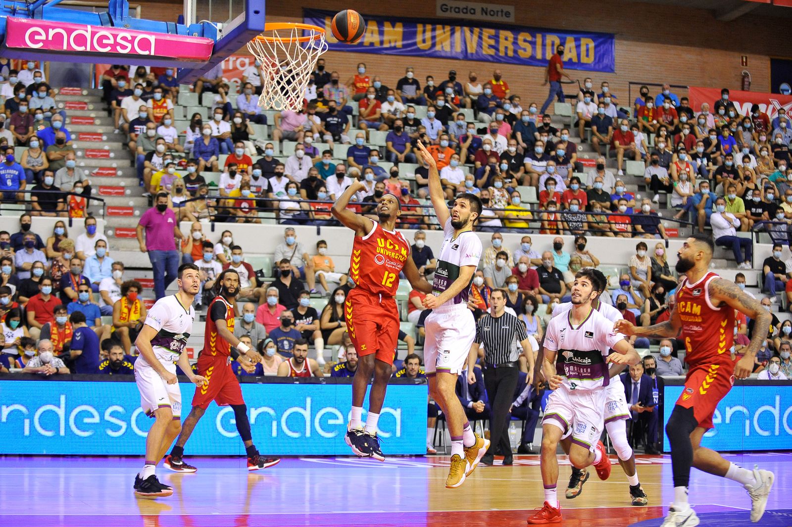 Bouteille lanza a canasta en Murcia.