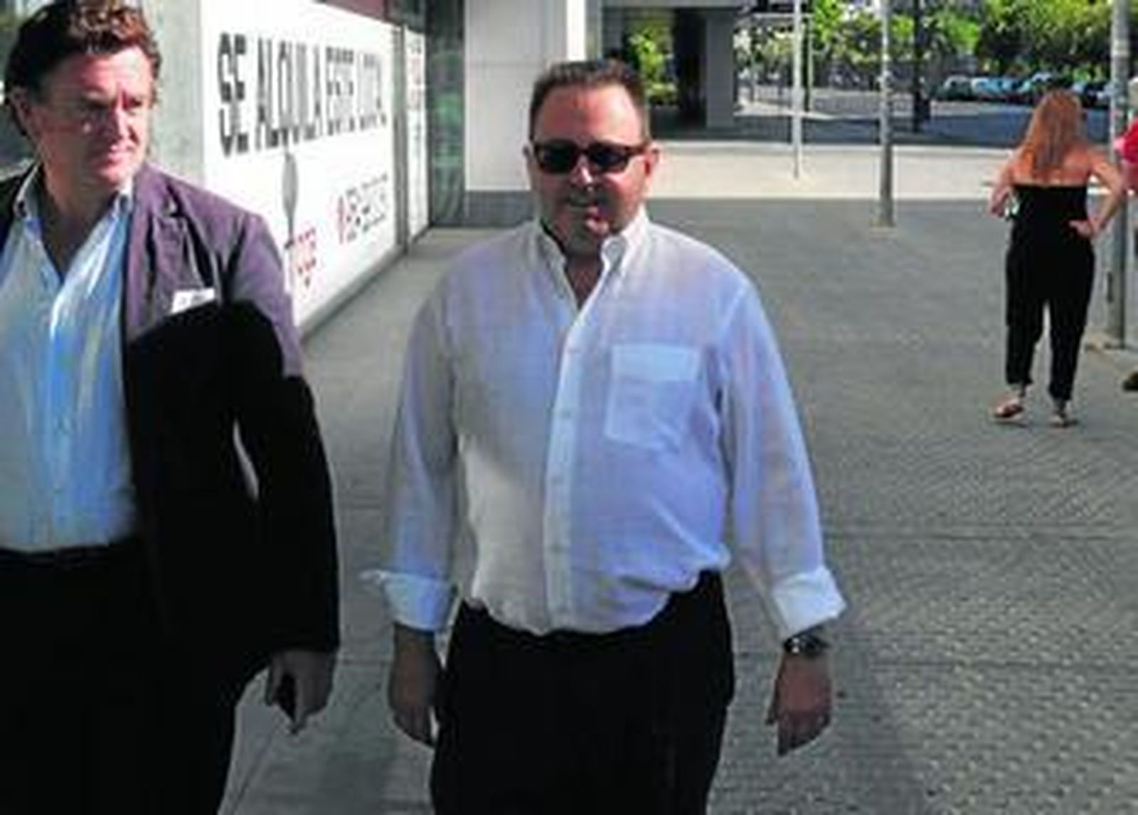 José Salas Burzón, ayer, a su llegada a los juzgados de lo Penal junto con su abogado, Tulio García O'Neill.