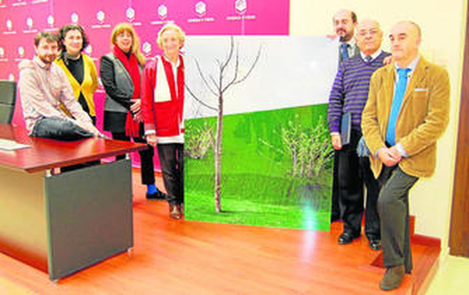 Los miembros del jurado, con la fotografía ganadora.