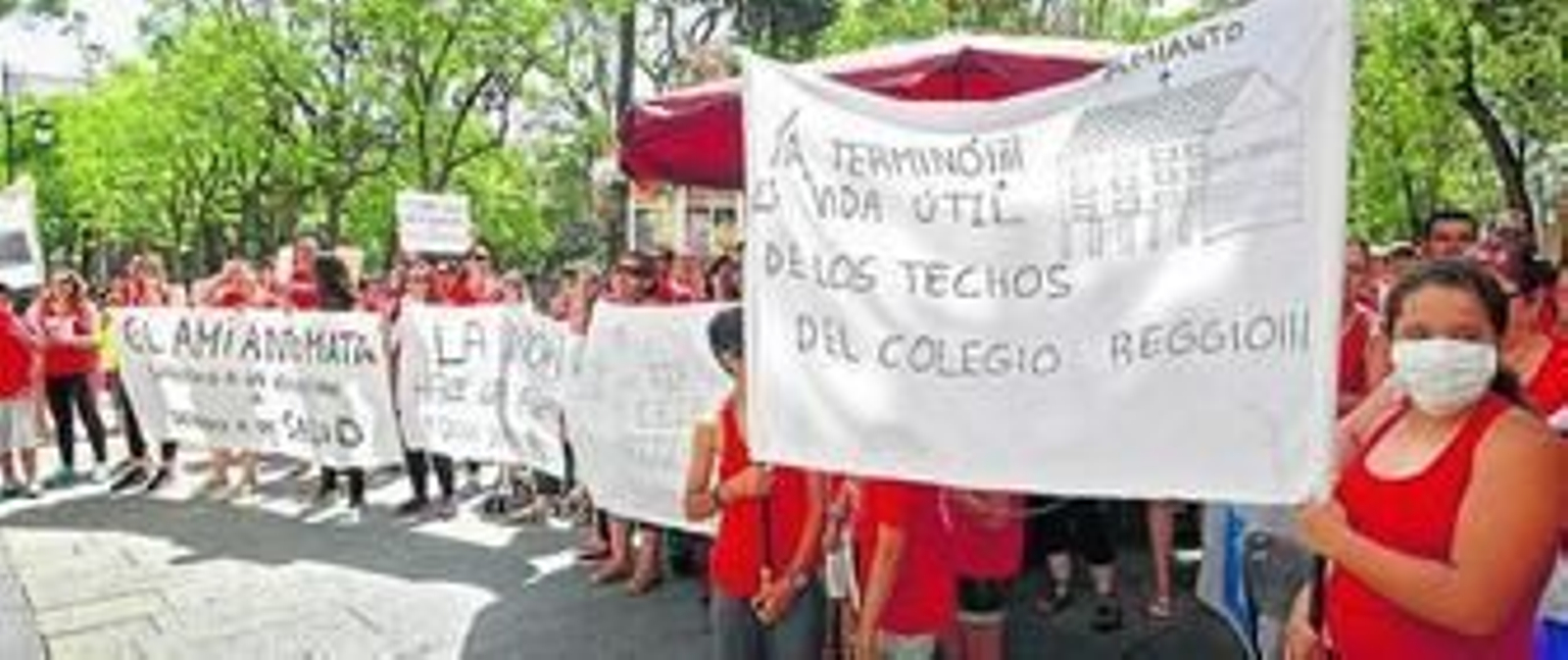 Unos cien miembros de la Plataforma contra el amianto en el Reggio de Puerto Real, ayer, en la Plaza Mina.