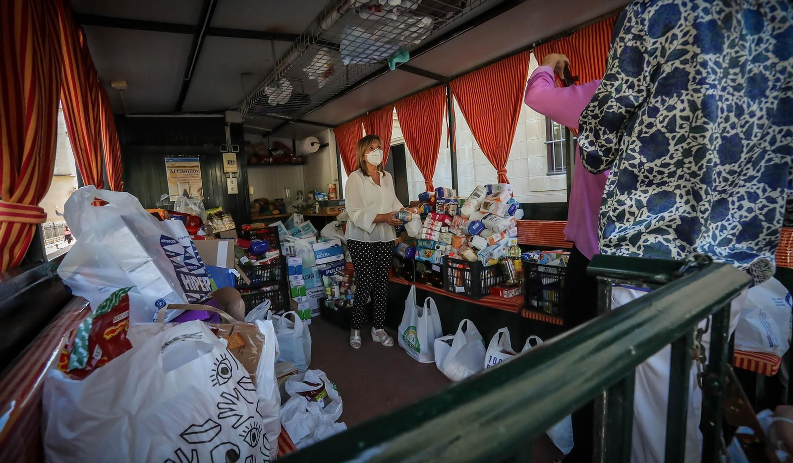 La Hermandad del Rocío de Jerez recoge alimentos para Cáritas