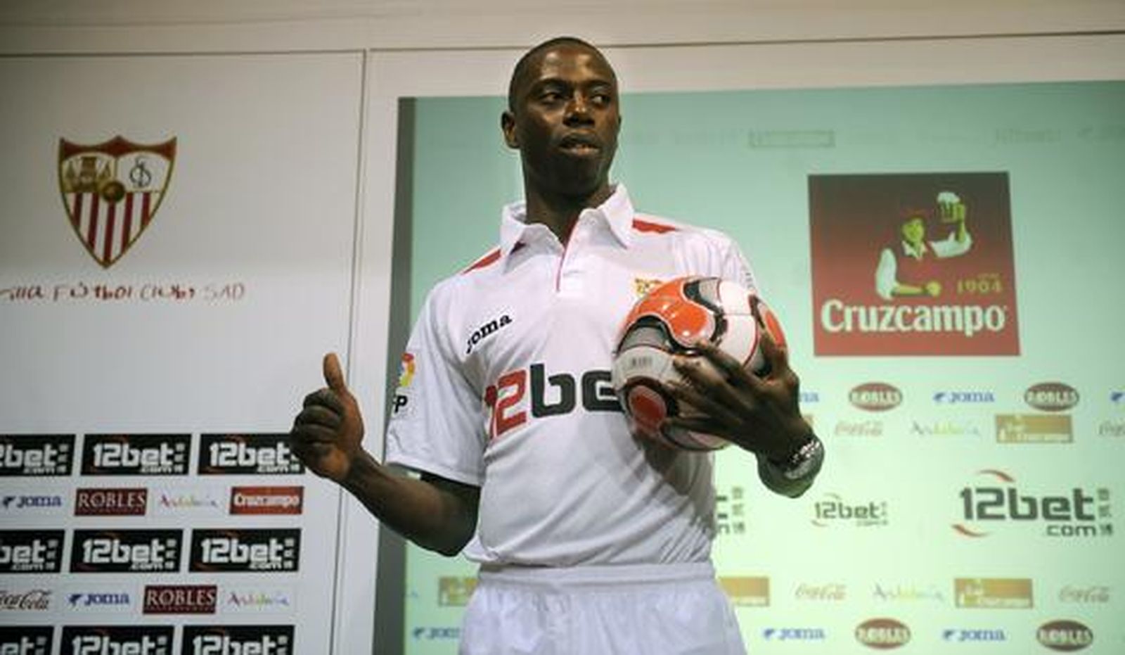 Dabo levanta el pulgar y sujeta el balón con su mano izquierda.

Foto: Antonio Pizarro/Agencias