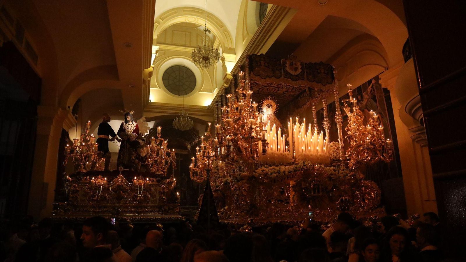 Los titulares de la Paloma en el interior de la capilla