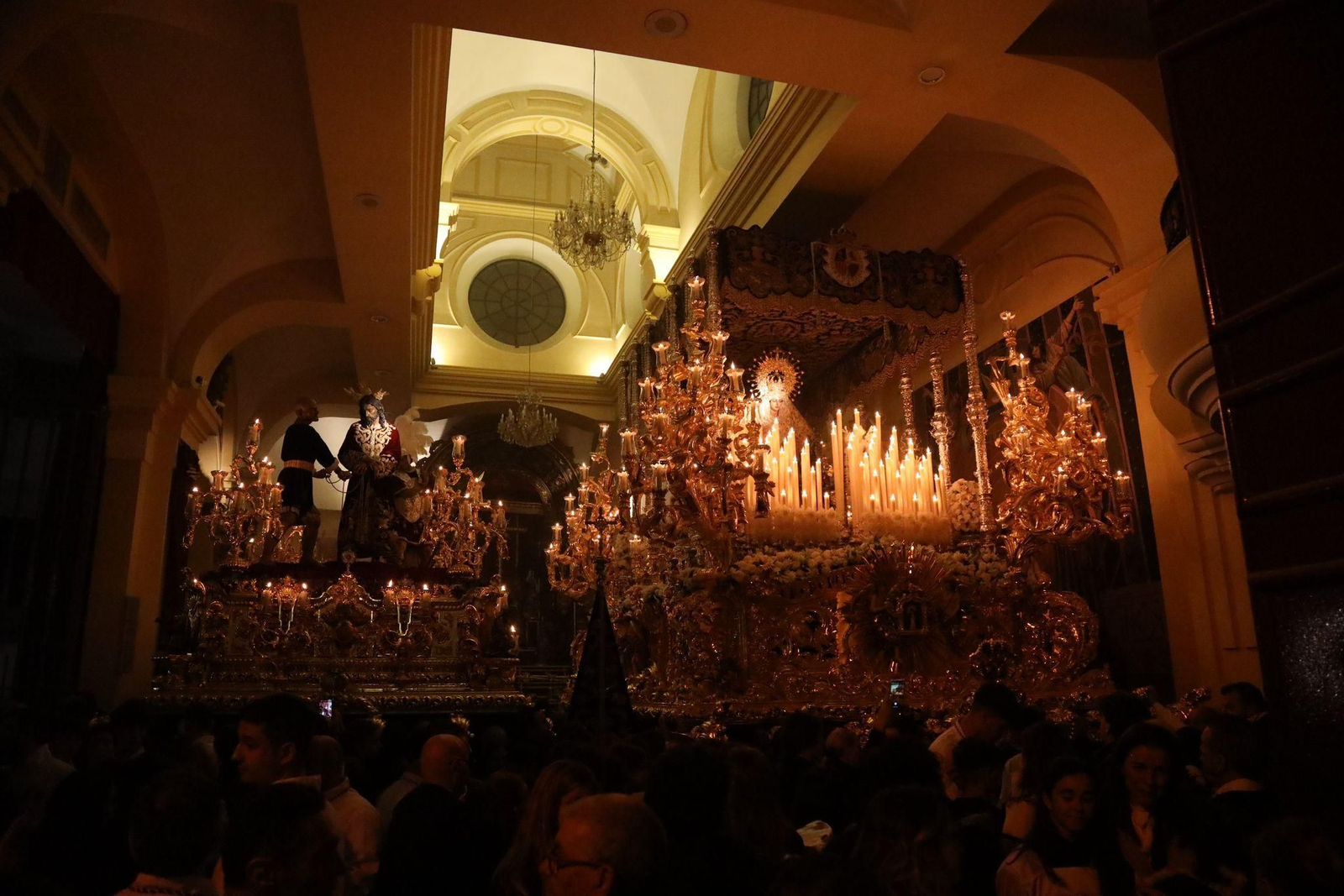 Los titulares de la Paloma en el interior de la capilla
