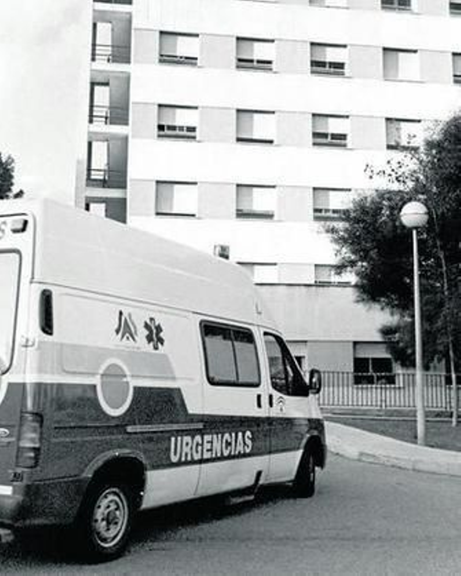 Una ambulancia en el hospital Punta de Europa de Algeciras.