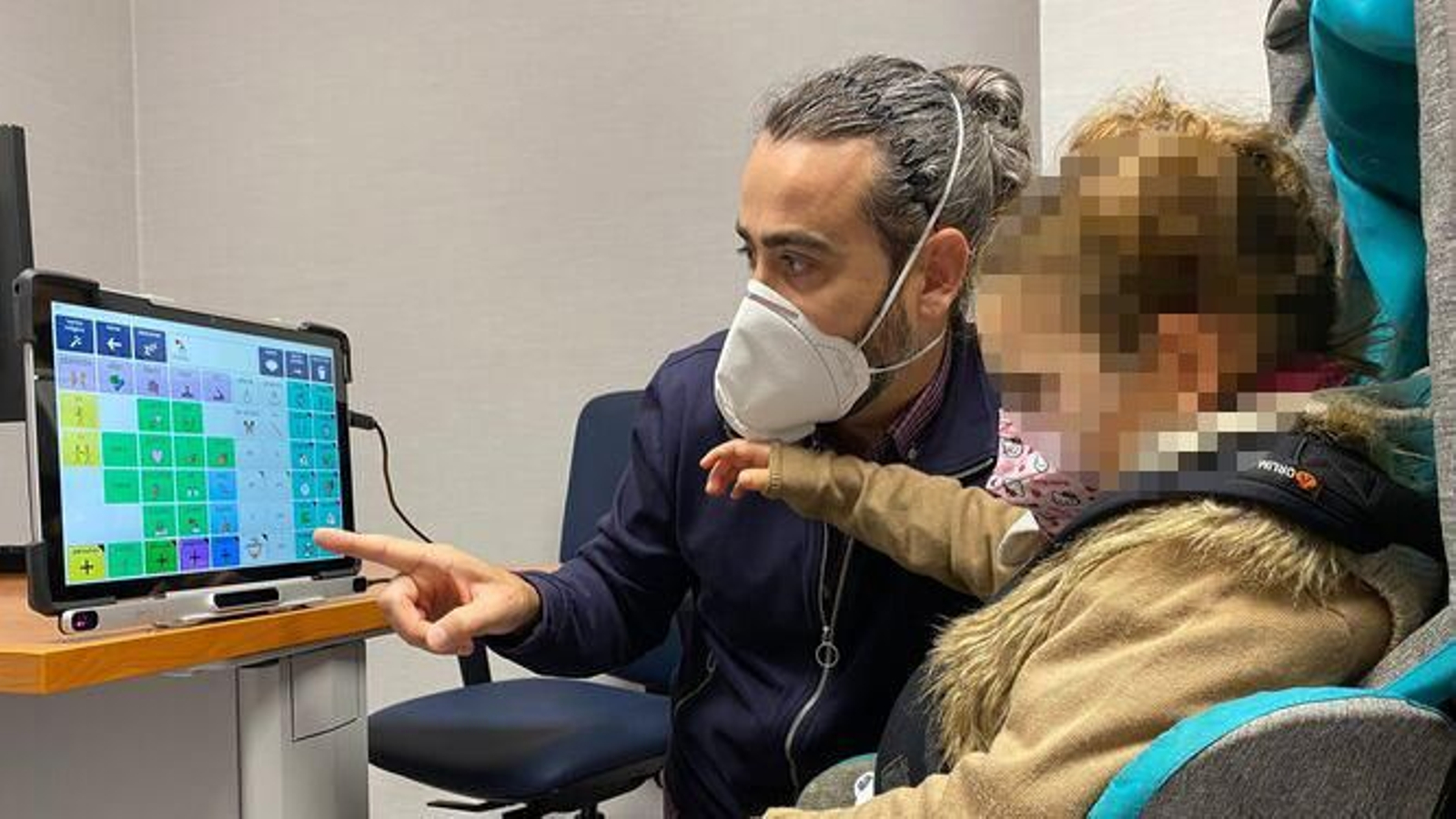 Una niña, utilizando el dispositivo.