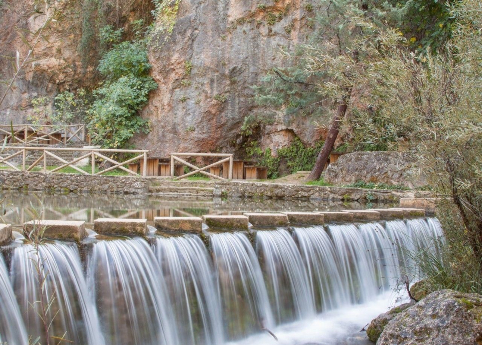 El área recreativa Charco del Aceite está situado en el cauce del río Guadalquivir en plena Sierra de las Villas.