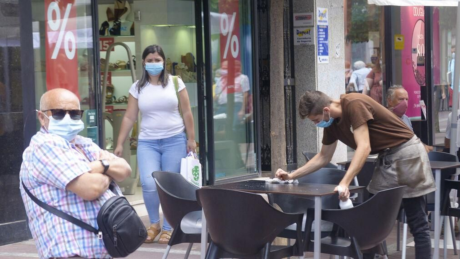 Un cafetería de Algeciras, donde todo el mundo usa mascarilla.