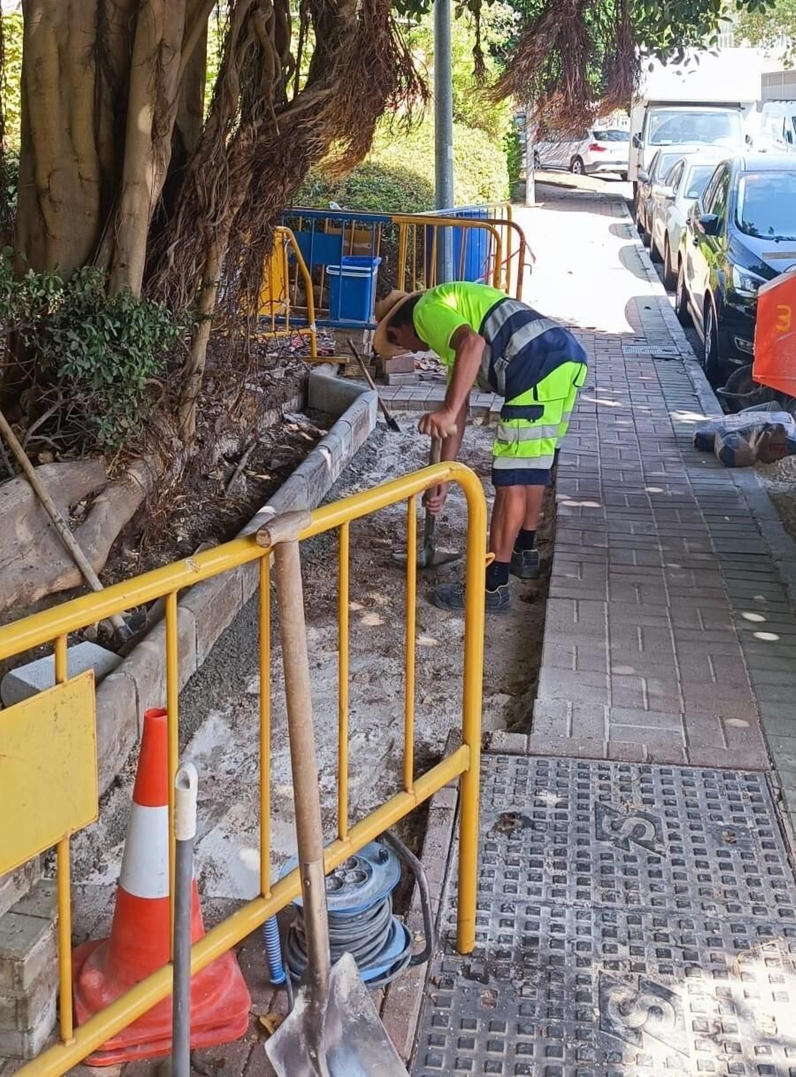 Un operario realizando labores de mejora en la vía.