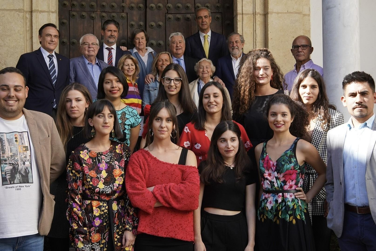Foto de familia de los residentes y patronos de la Fundación.