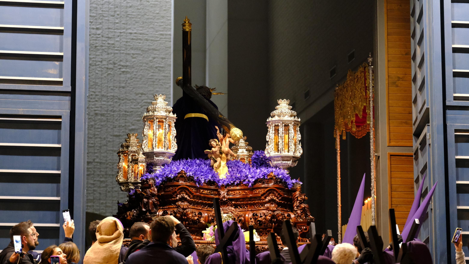 Pasión vuelve a su Iglesia de Santa Teresa azotada por la lluvia