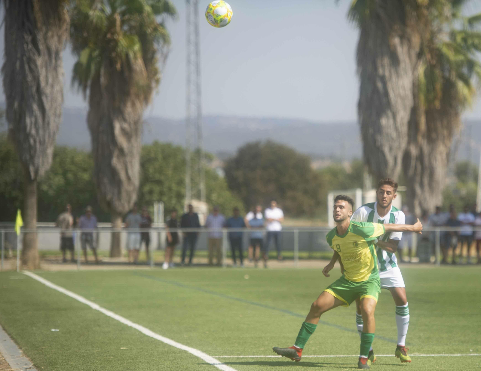 Álex Machado presiona a un jugador de Los Barrios.