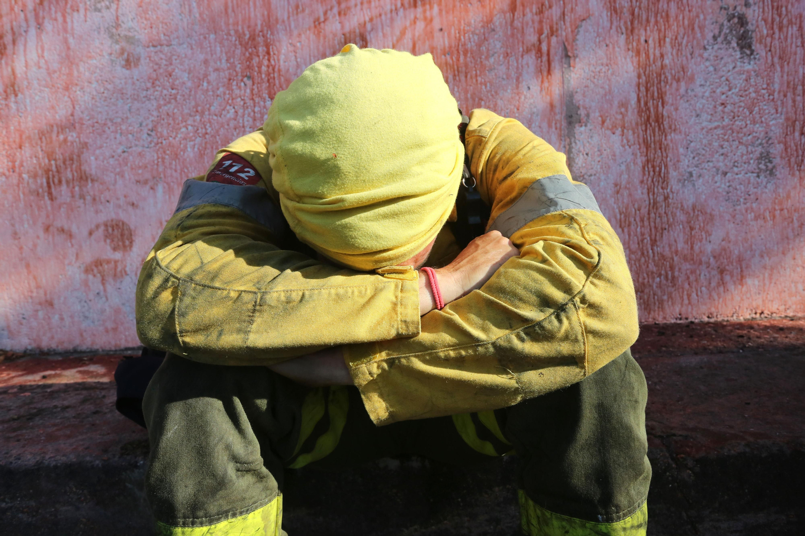 Imágenes del área afectada por el fuego del segundo día en el incendio de Almonaster