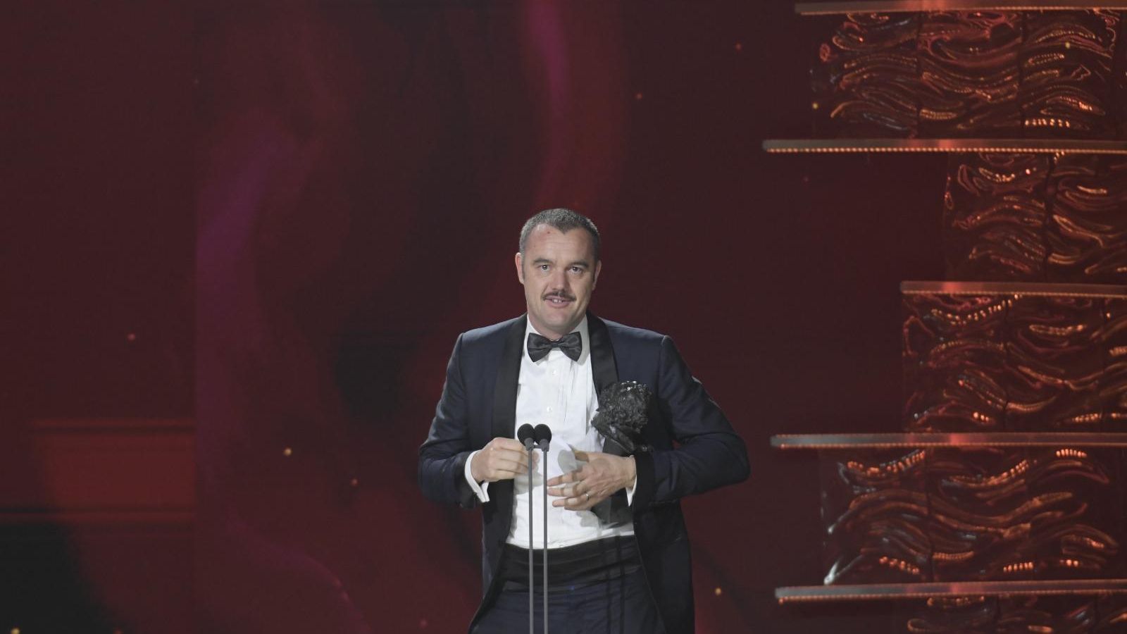 El director de fotografía Edu Grau tras recibir el Goya a ´Mejor fotografía´ por su trabajo en 'La habitación de al lado'