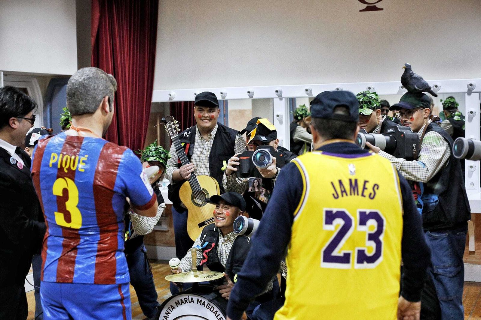 Chirigota 'El que la sigue la consigue' en camerinos.