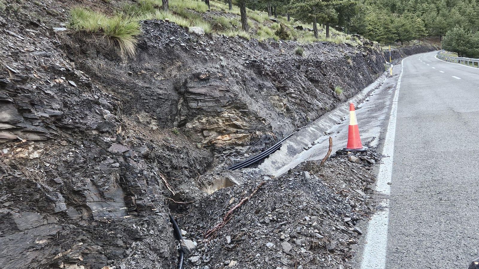 En la imagen se puede ver cómo el cableado se está instalando en el margen de la carretera y ya se encuentra en el kilómetro 31, muy cerca del Área de la Merendera.