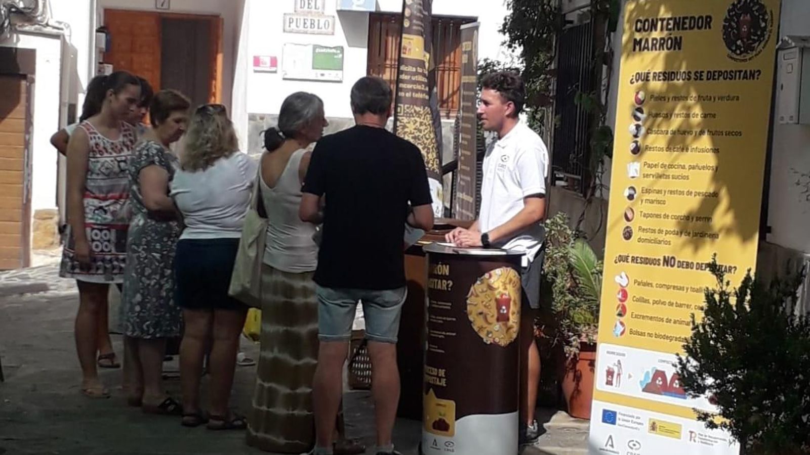 Un grupo de ciudadanos se interesa por las claves del uso del contenedor marrón.