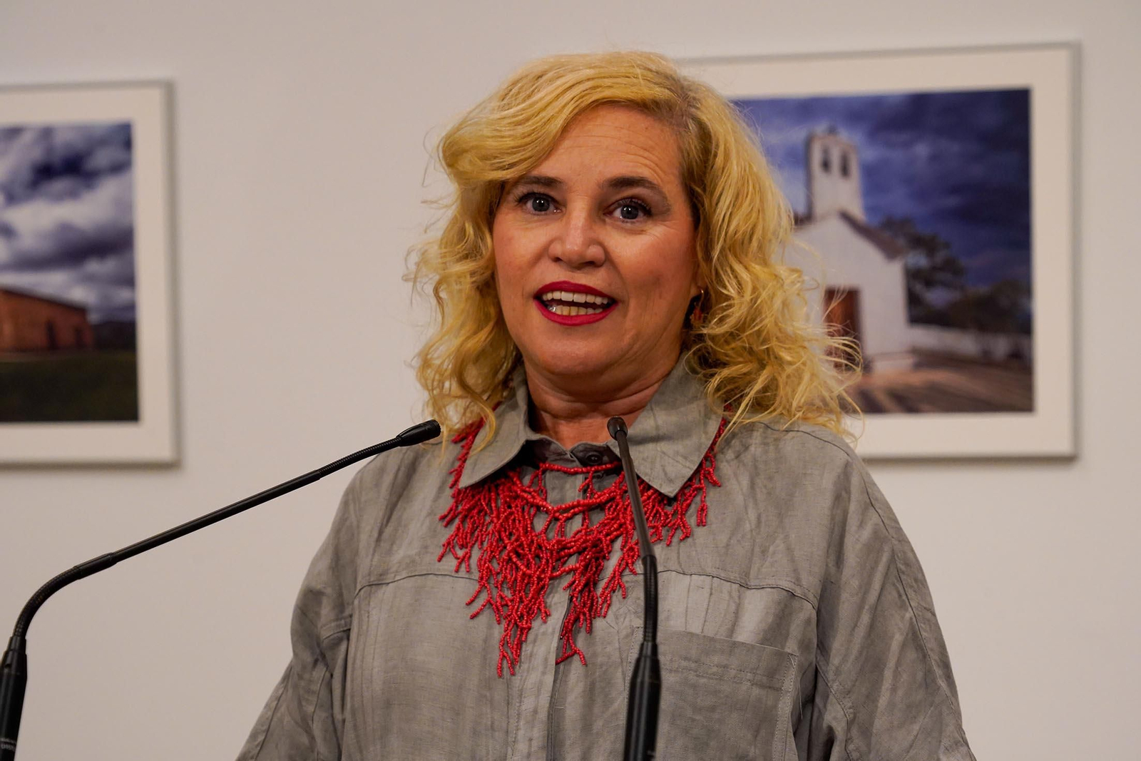 Imágenes de la inauguración de la exposición 'Ermitas de repoblación en la Sierra de Huelva' por La diputada de Cultura, Gracia Baquero, y el autor de la exposición, Jorge Garrido.