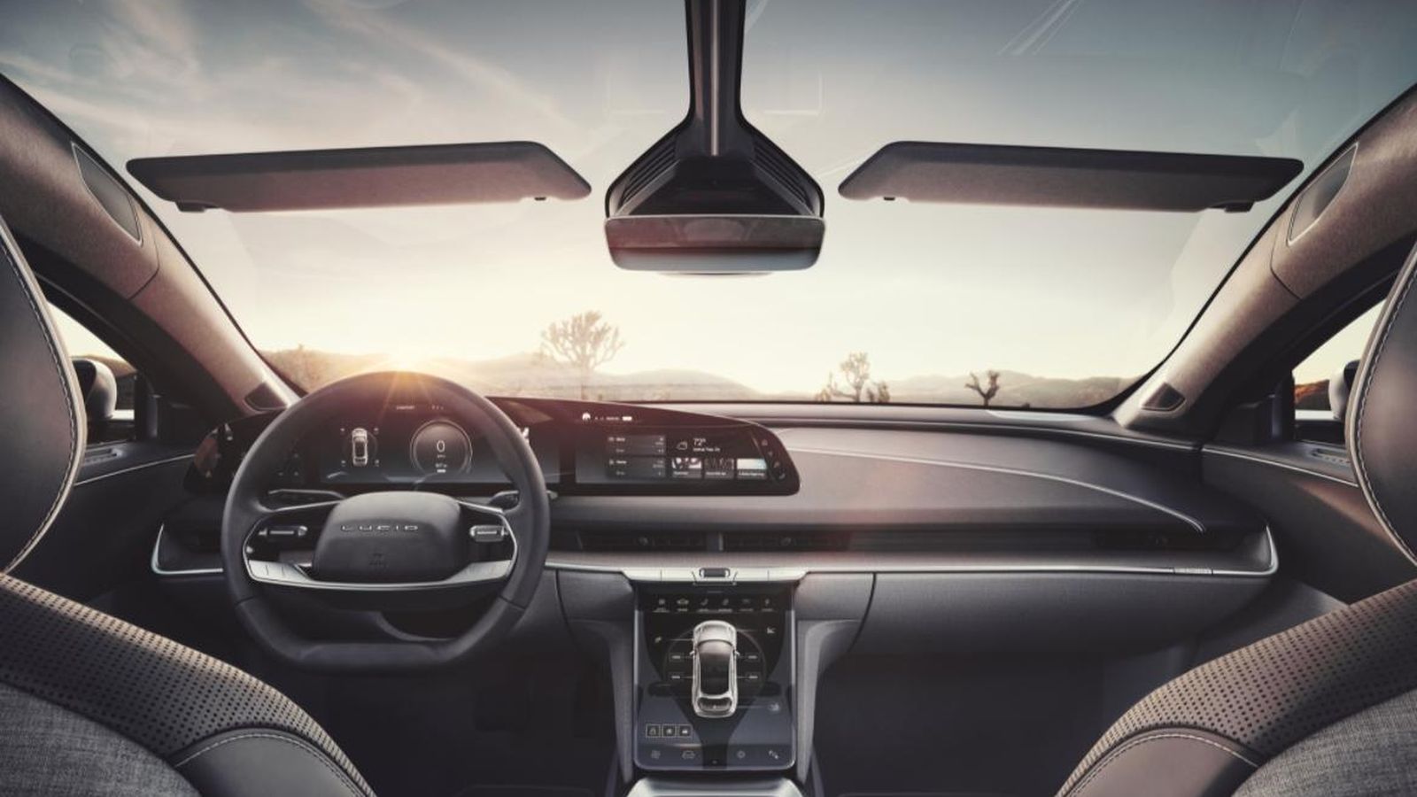 Al margen de la tablet que se sitúa por delante del selector del cambio hay otra pantalla frente al conductor, curva, de 34”  con resolución 5K.