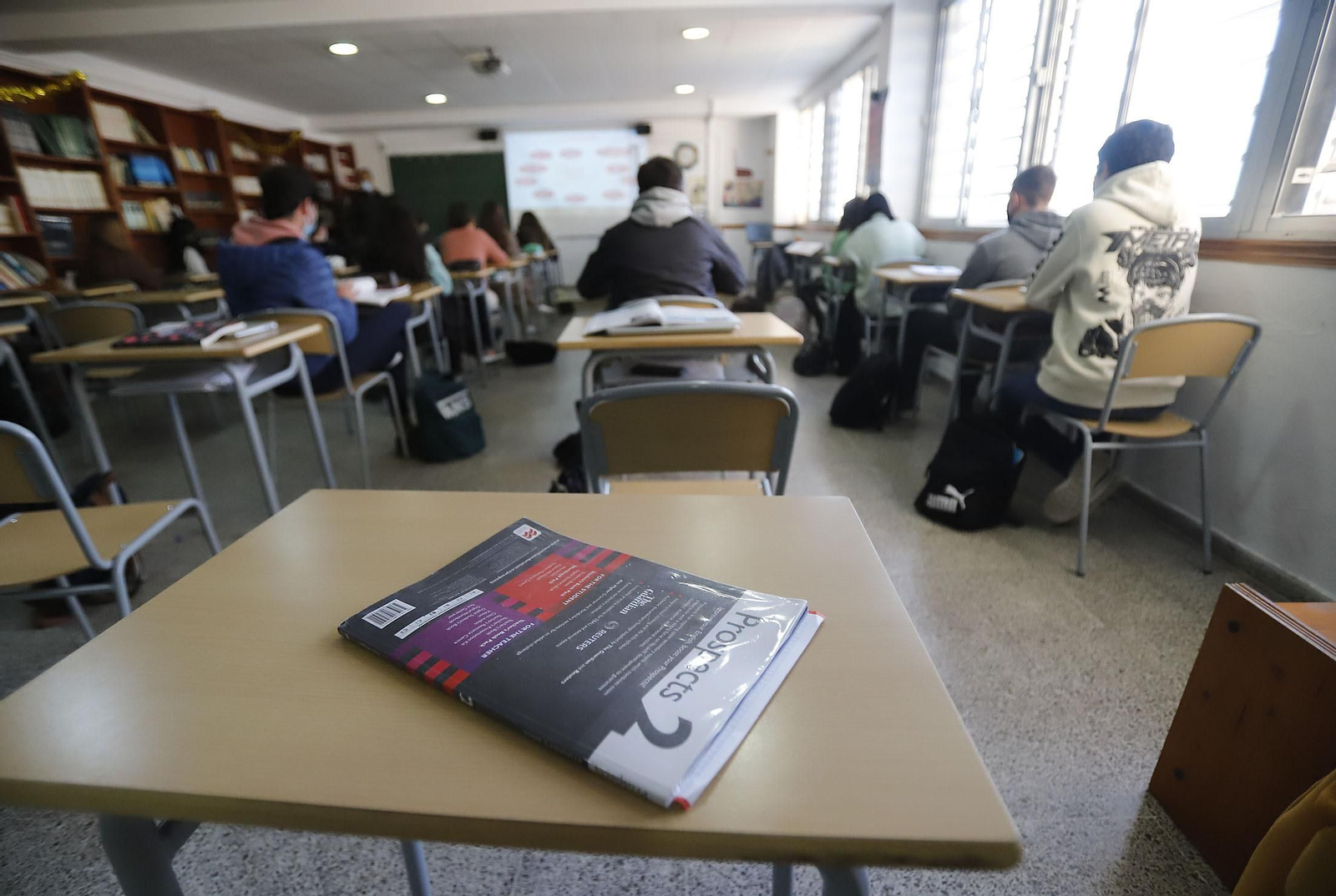 Primer día de clase del nuevo trimestre en un centro de la capital onubense.