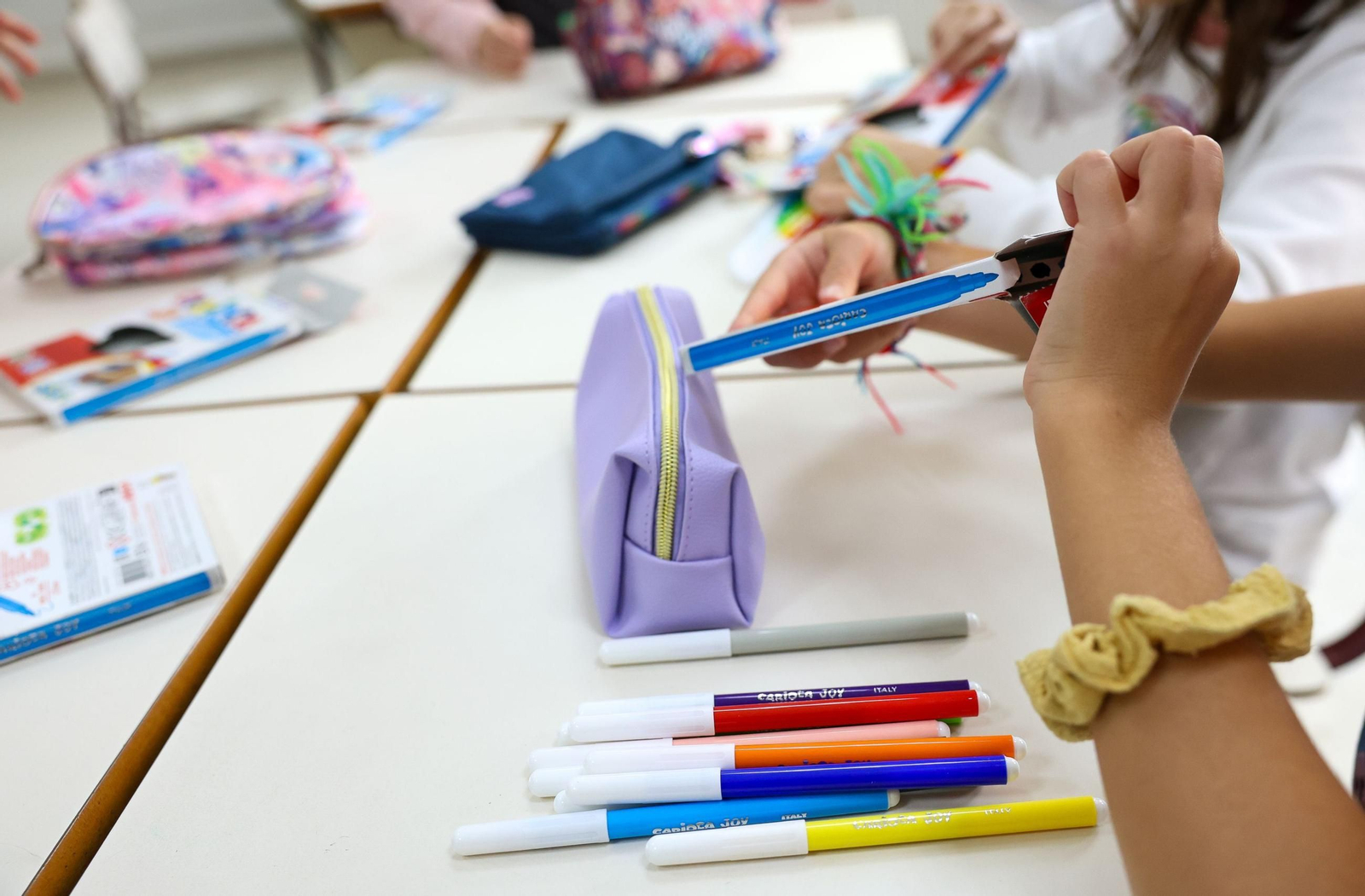 Escolares con el material en un aula.