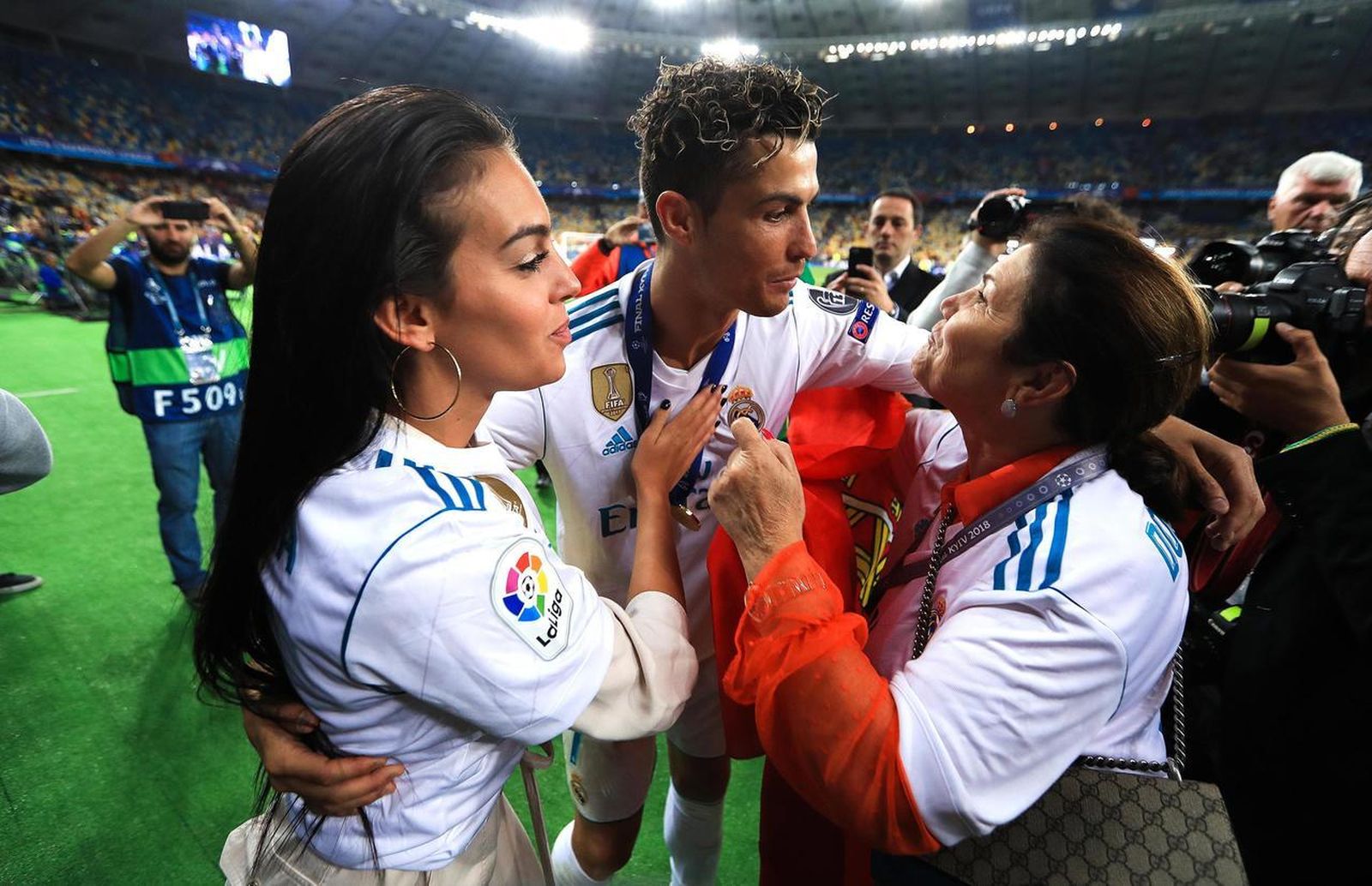 Georgina Rodríguez  junto a Cristiano Ronaldo y Dolores Aveiro en el Bernabeu