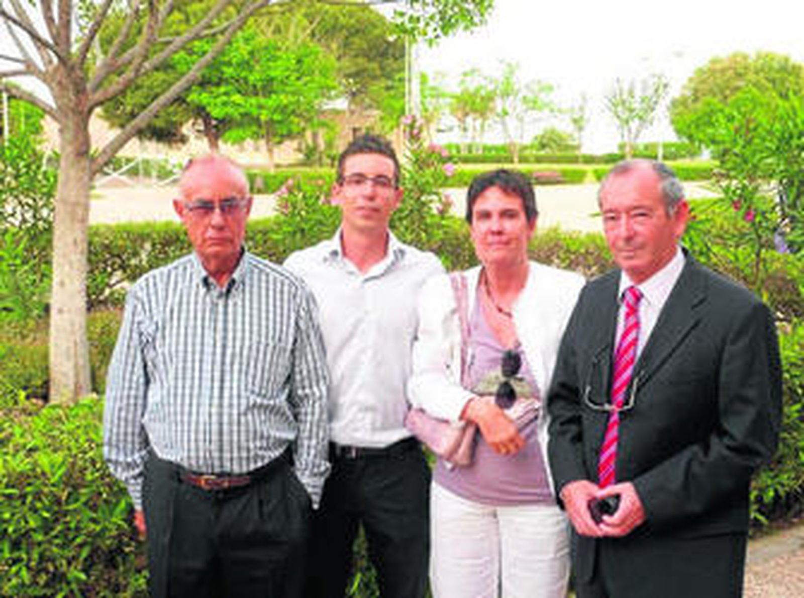 Aitor Rubio, junto a sus padres y su tío después de recibir el premio.