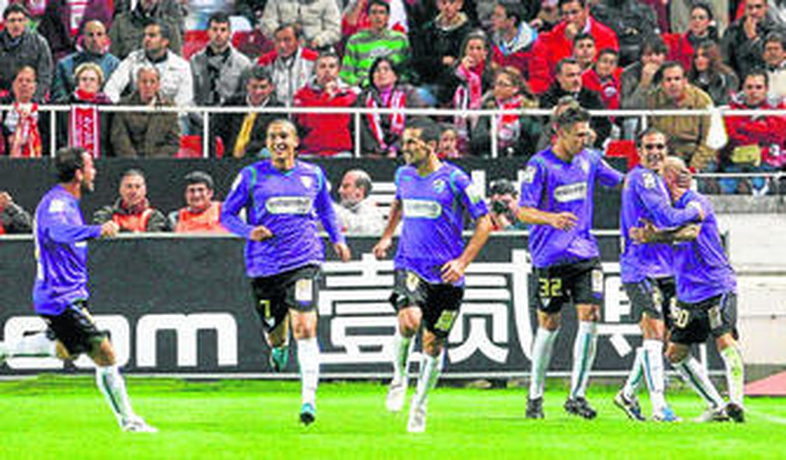 Apoño, Baha, Fernando, Iván, Jesús Gámez y Manolo festejan el 0-1 en Sevilla.