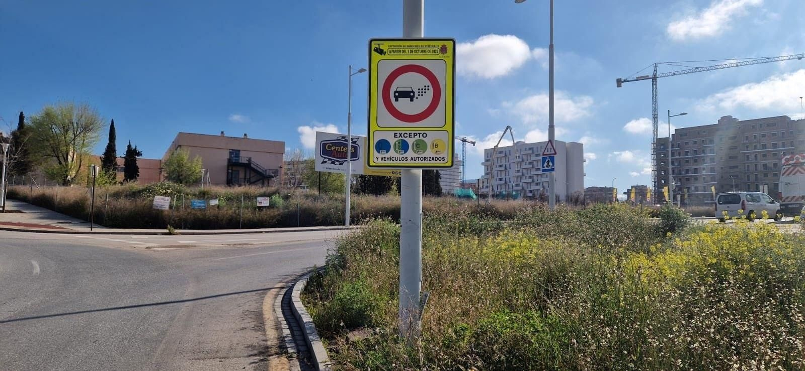 Señales instaladas por Movilidad para anunciar la entrada en la Zona de Bajas Emisiones.
