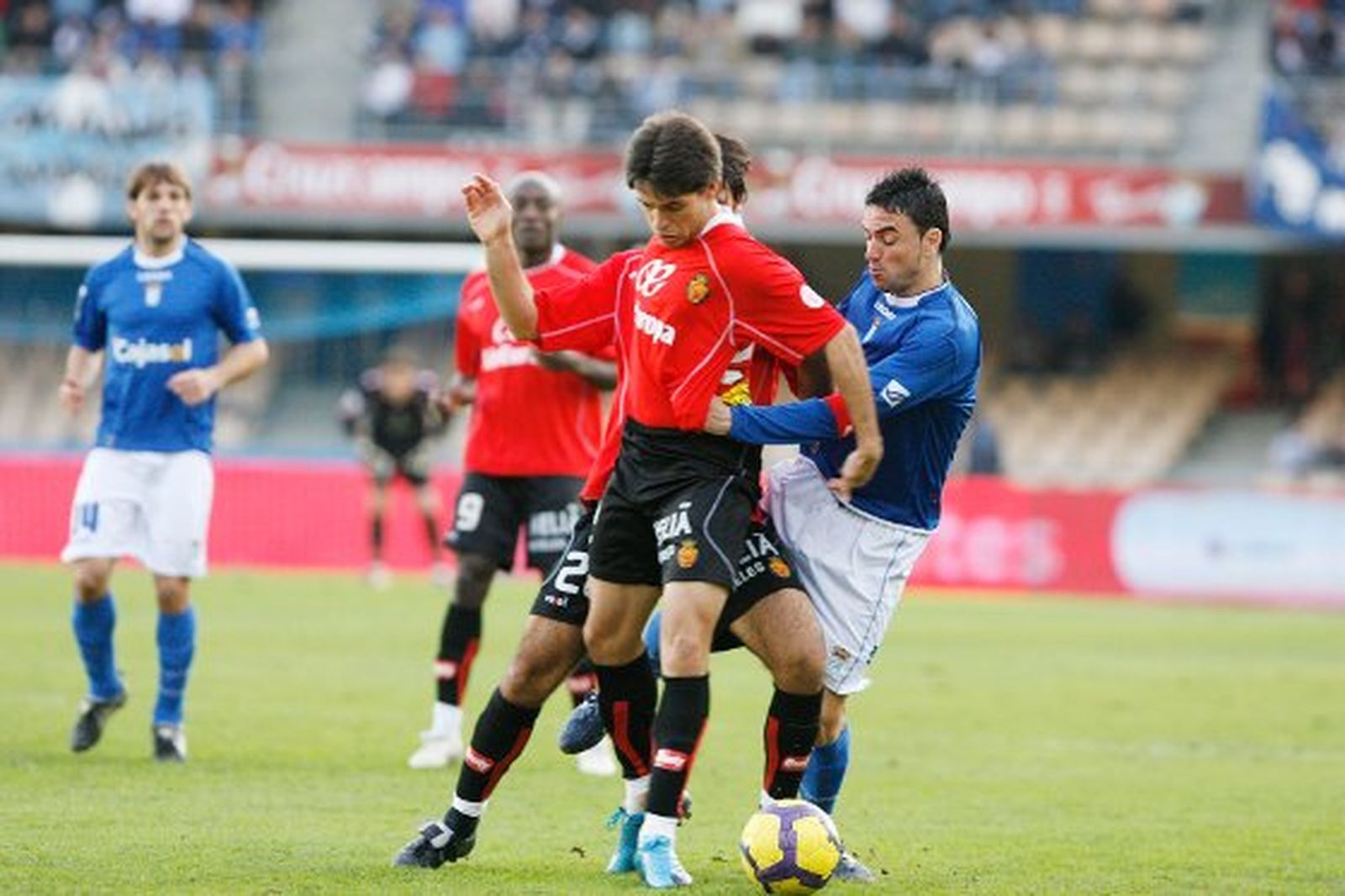 Momo pugna con el lateral derecho Mattioni en una jugada en la que el canario cayó a la banda izquierda.

Foto: Pascual