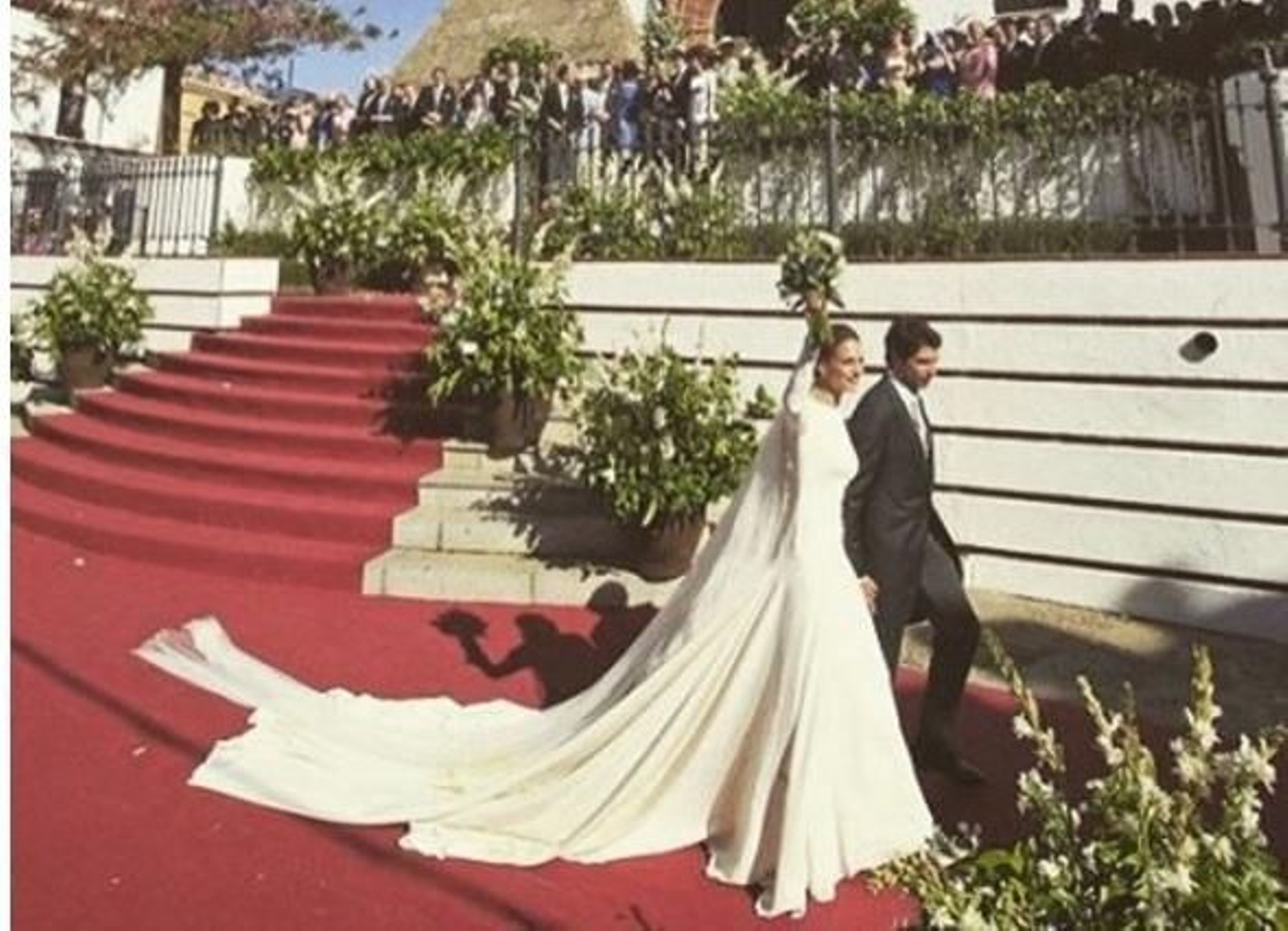 Los novios a la salida del templo