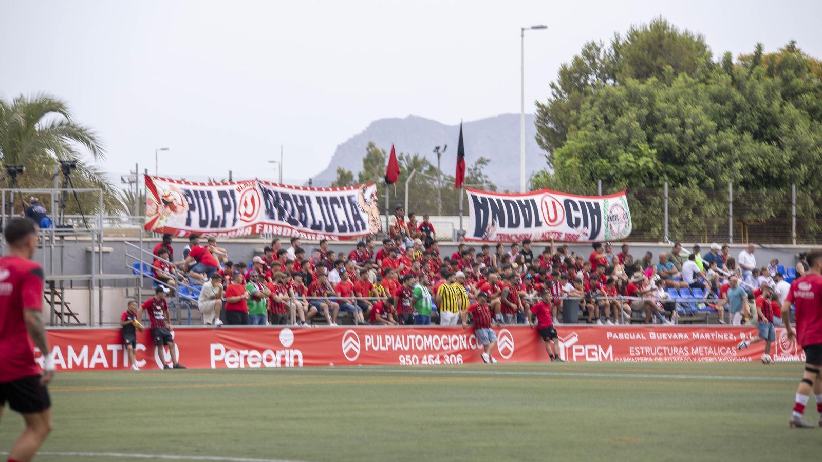 La afición rojinegra acompañó a su equipo en San Miguel