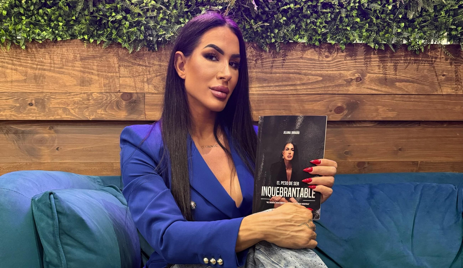 Alana Jurado con la obra que acaba de publicar y que está teniendo una gran acogida por los lectores.