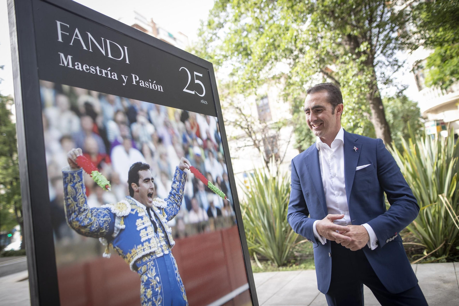 Las imágenes de la nueva exposición al aire libre que rinde homenaje a “El Fandi” en Granada