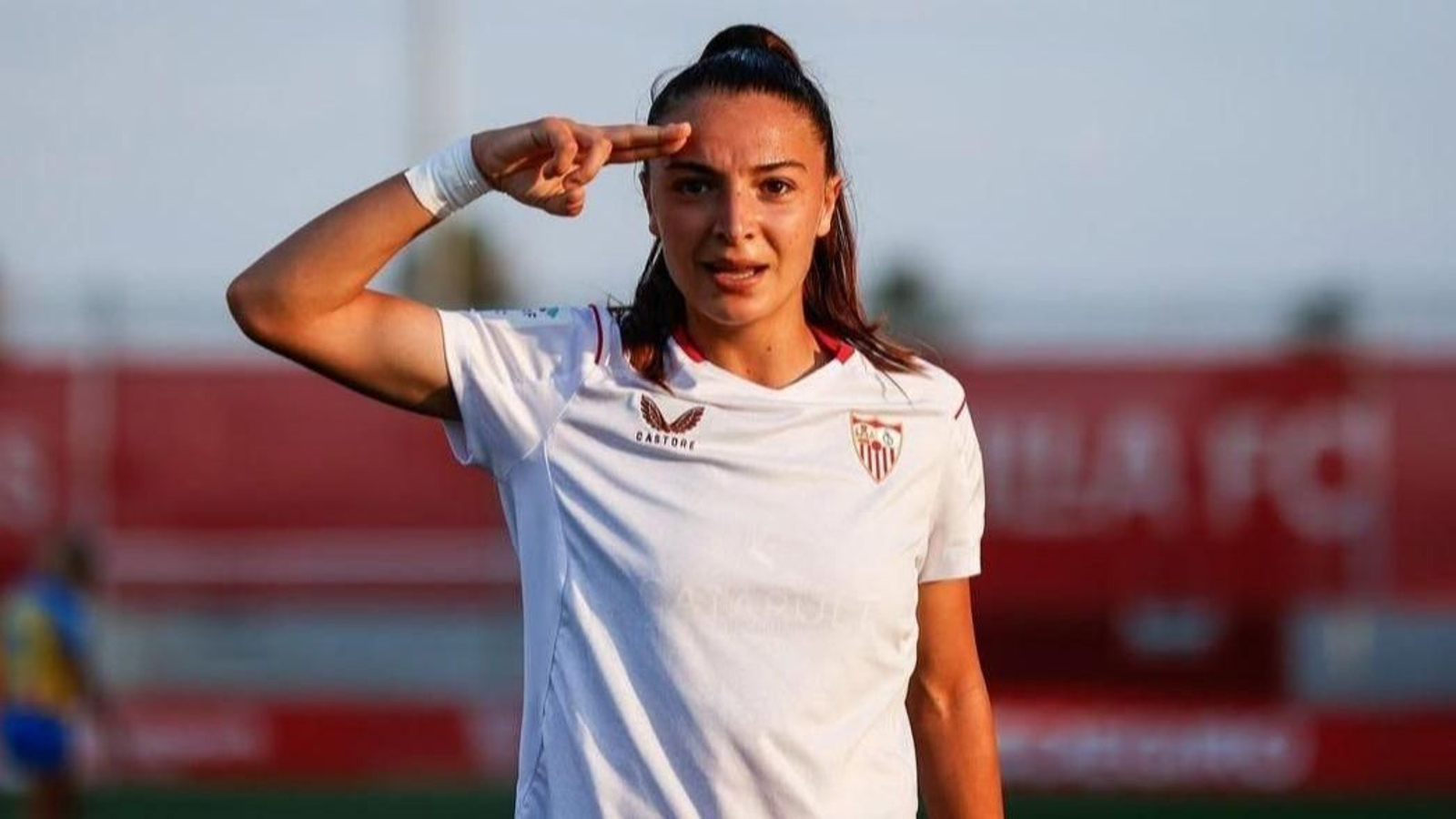 Inma Gabarro celebra un gol con la camiseta del Sevilla Femenino.