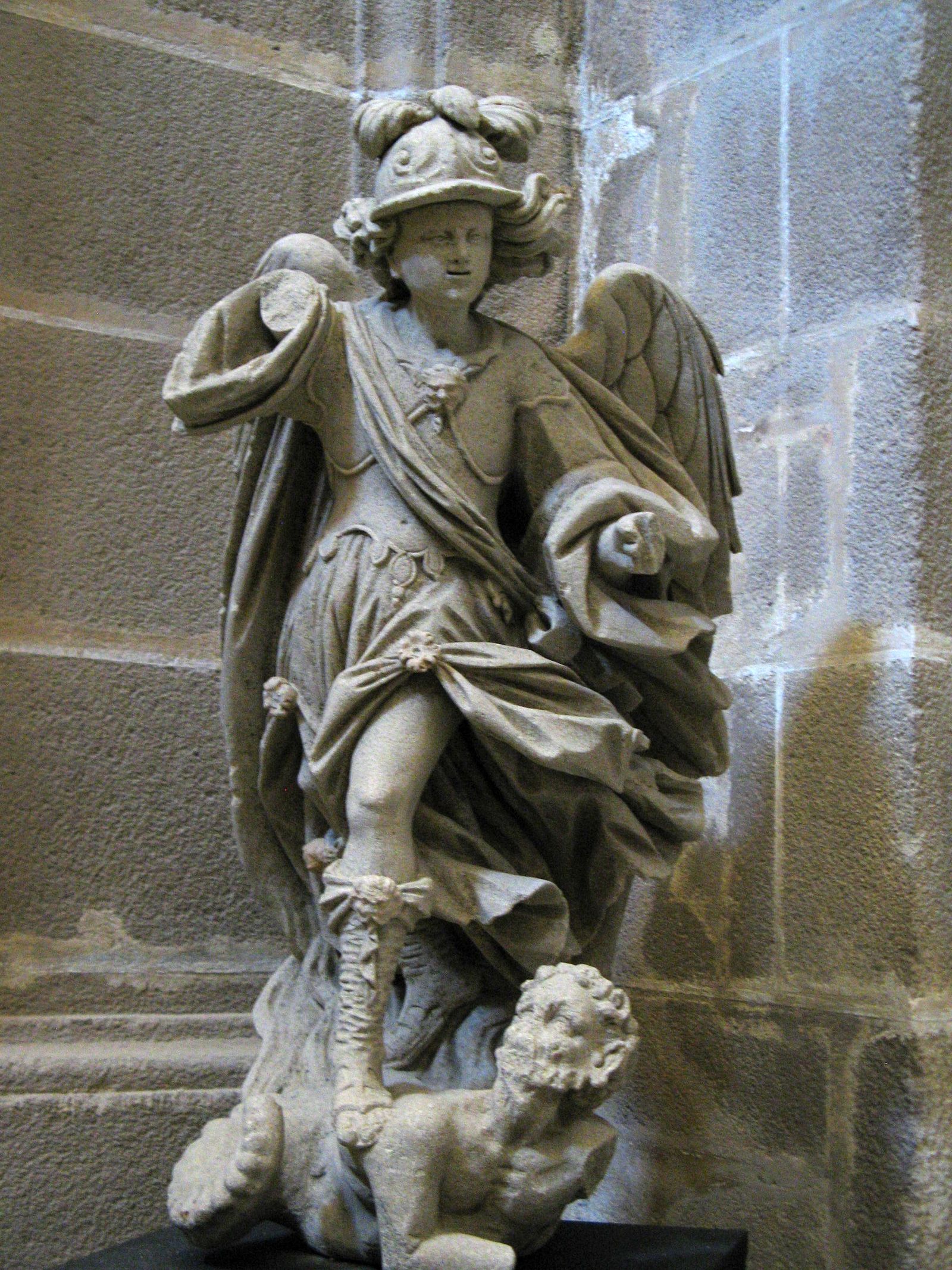 Escultura barroca de San Miguel, en la Catedral.