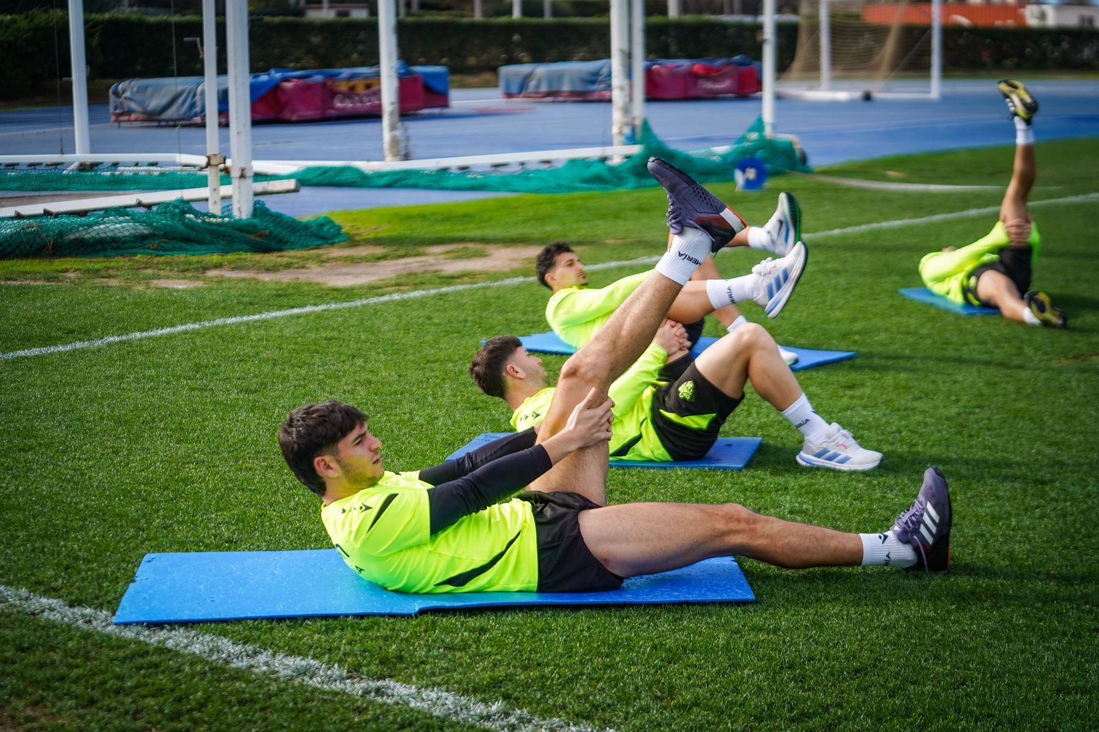 Bonini realiza estiramientos durante una sesión preparatoria