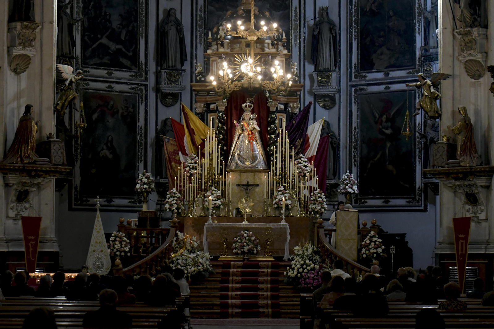 Fotos: Cultos a la Copatrona de Granada, la Virgen del Rosario