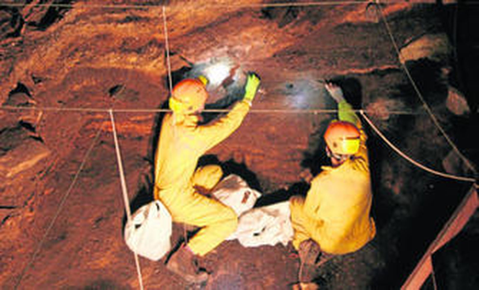 Conservadores de la cueva realizan trabajos en la gruta nerjeña.