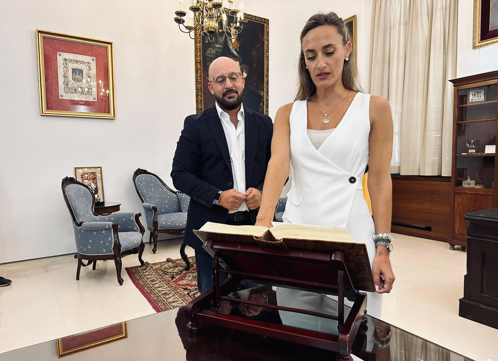 Ana Serrano,  tomando posesión del cargo en presencia de Germán Beardo.