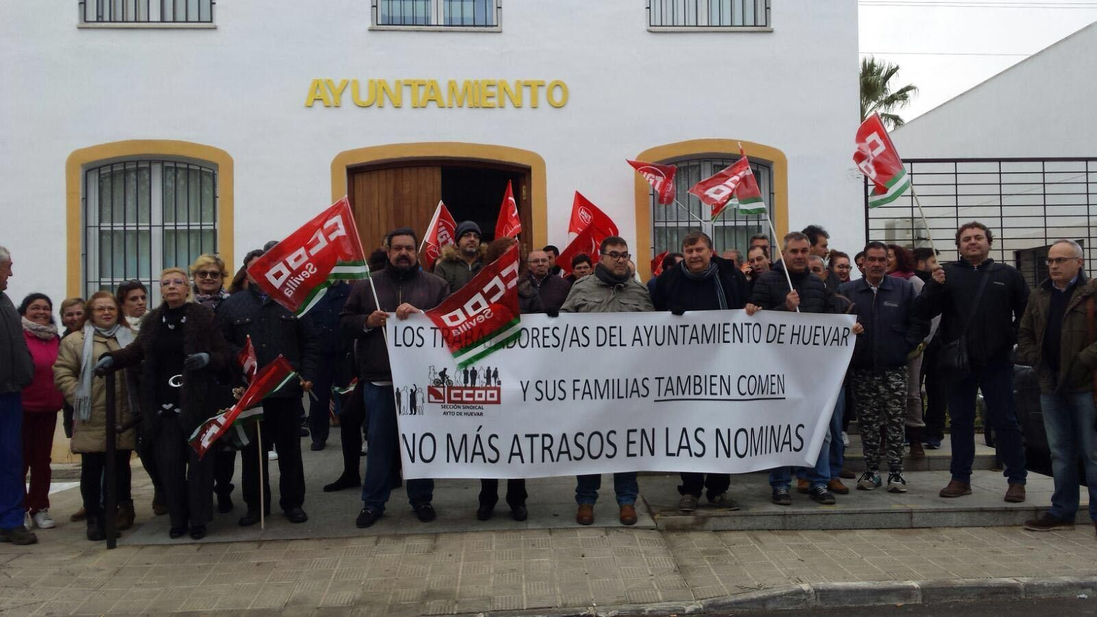 Una imagen de archivo de protestas en el Ayuntamiento de Huévar, uno de los que vuelve a pedir dinero para nóminas.