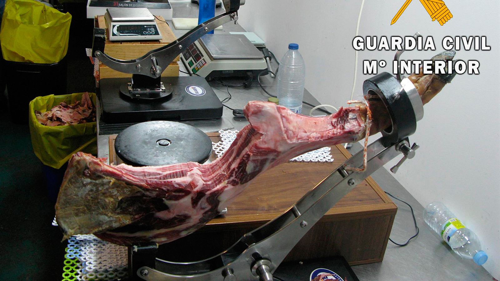 Imagen de uno de los jamones intervenidos durante la operación de la Guardia Civil.
