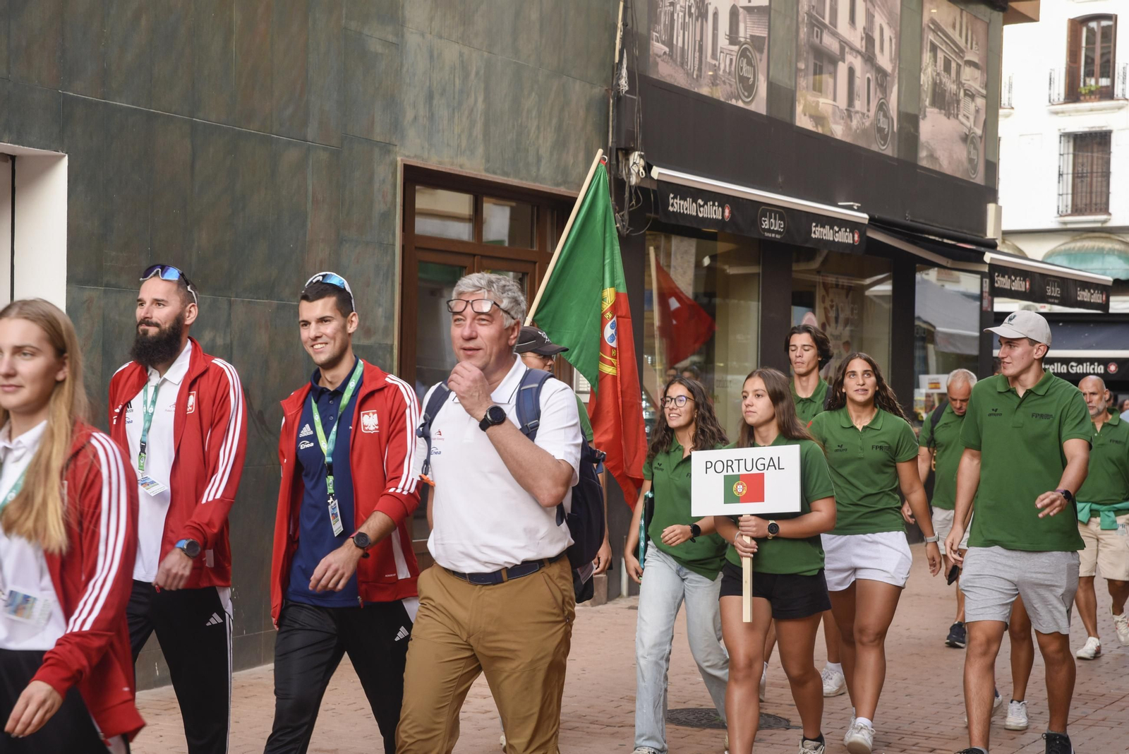 Las fotos del desfile de participantes de la Copa de la Juventud Europea de remo beach sprint de La Línea