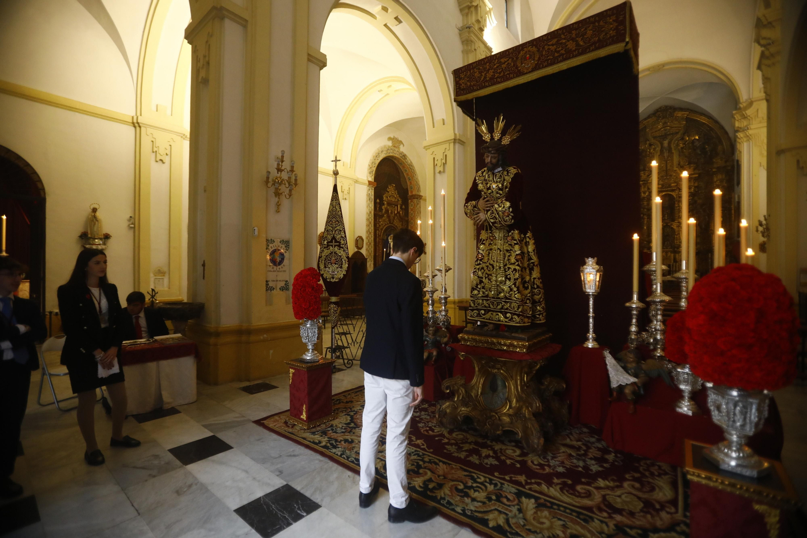 Las mejores imágenes de los besapiés del segundo domingo de Cuaresma en Córdoba