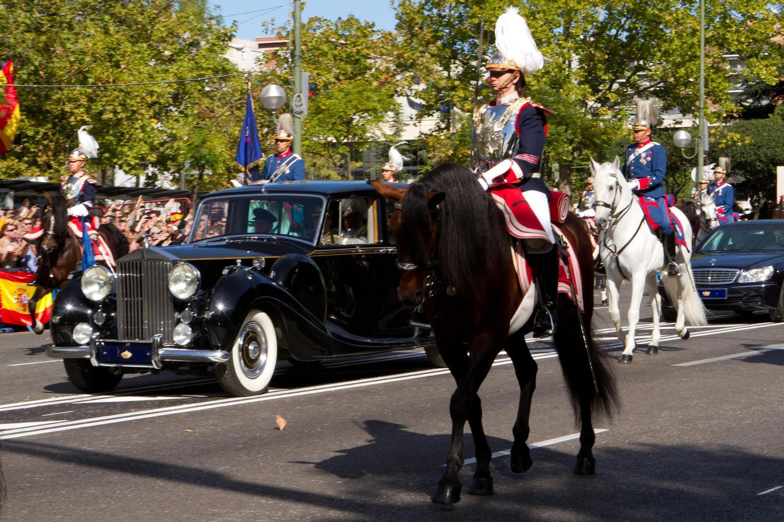 El escuadrón ecuestre de la Guardia Real, escoltando a la Familia Real durante la fiesta del 12 de octubre.