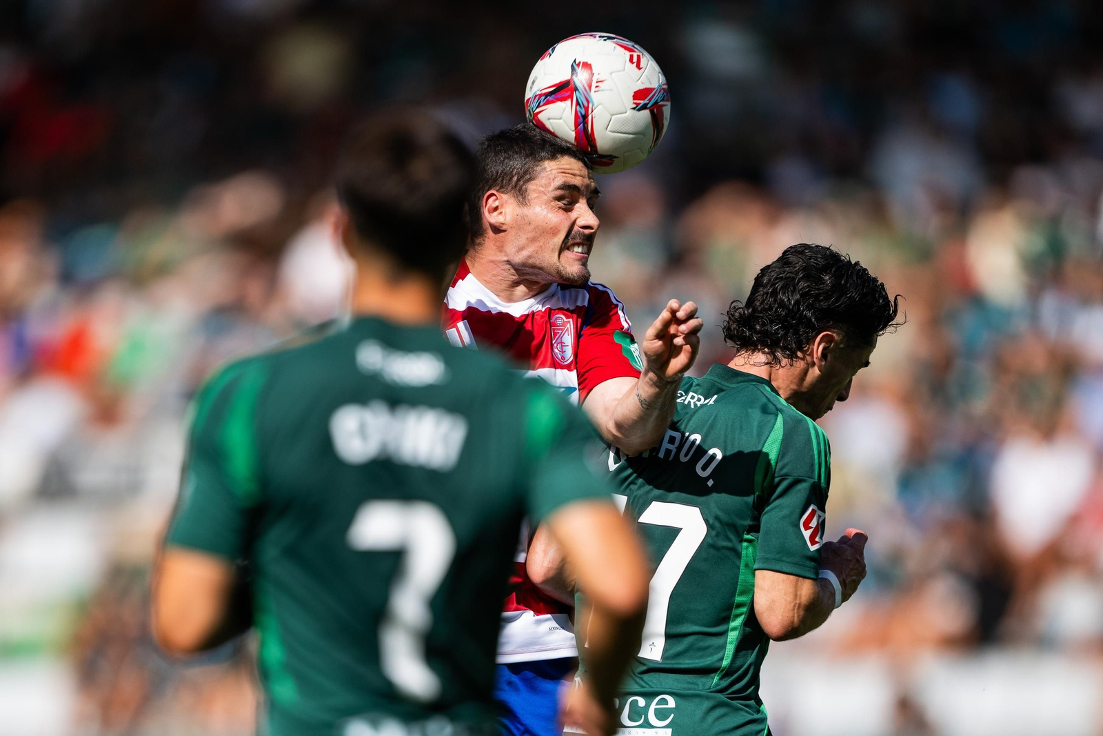 Sergio Ruiz intenta despejar de cabeza.